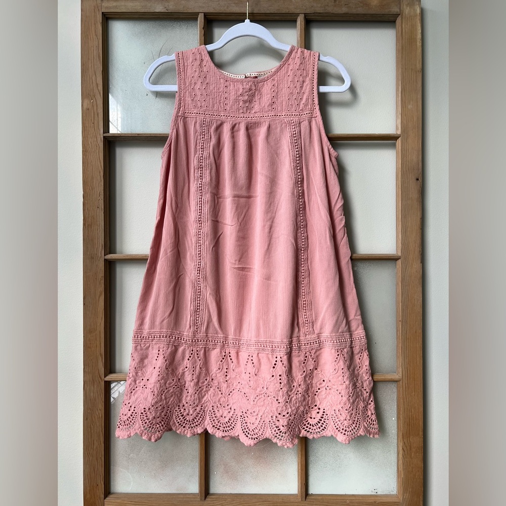 GUC Knox Rose Sleeveless Eyelet/Crochet Shift Dress - Dusty Rose - Size M
